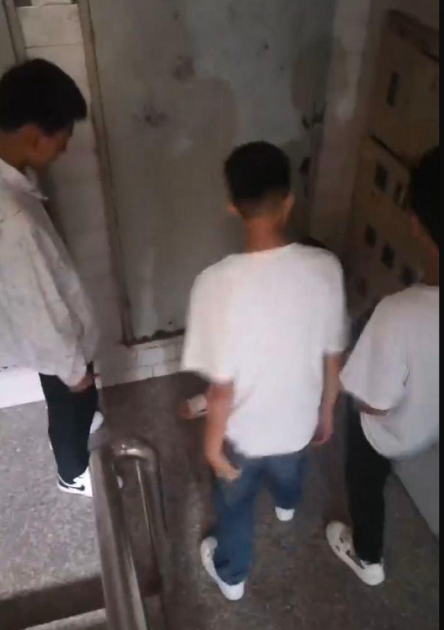 黑龙江绥化市三中未成年学生因未带烟遭霸凌，多名同学猛踹扇脸羞辱！-吃瓜网