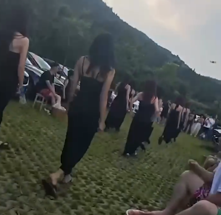 图片[1]-凯迪拉克车友线下聚会，大量嫩模技师现场提供服务？-吃瓜网